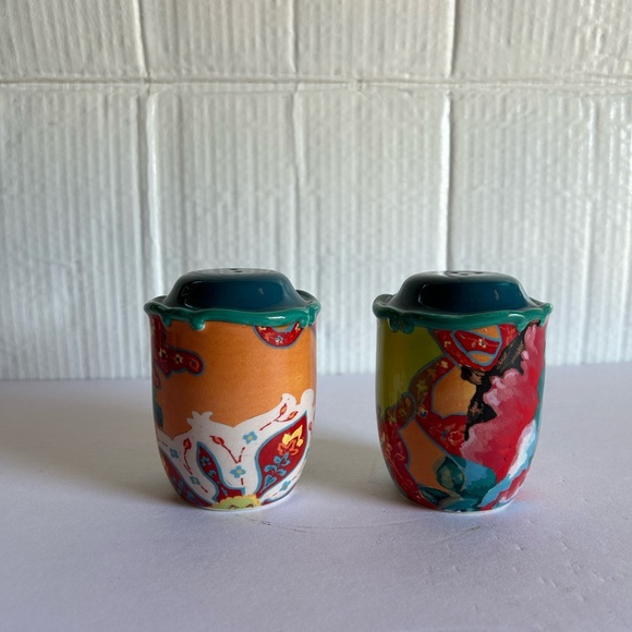 Shakers - Picture 2 of 10